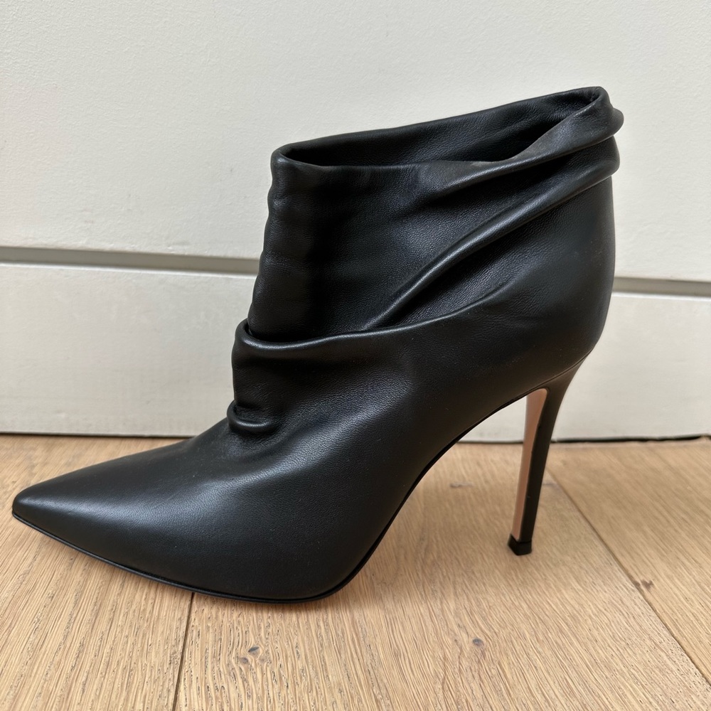 Gianvito Rossi black leather booties , barely used, 37. No Made in Italy